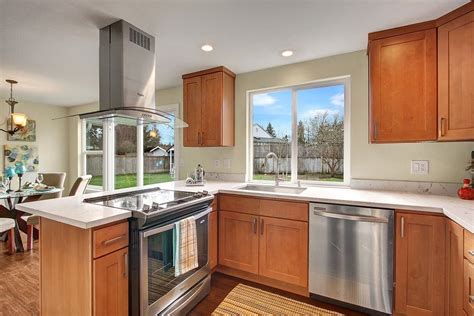 maple cabinets with white quartz